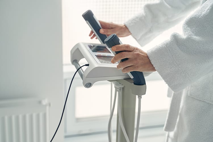 一名用户在专业的医疗环境中使用8电极人体成分分析仪进行精准的节段式测量。